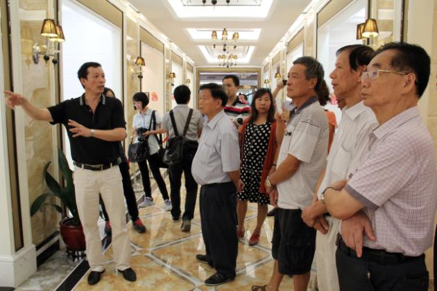 圖3、宏陶市場總監(jiān)霍達炎（左一）在為參觀者介紹釉面磚展示空間.jpg