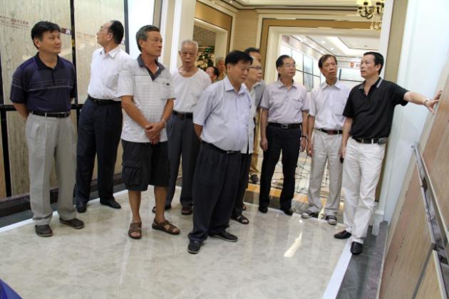 圖4、陶瓷行業(yè)老前輩被木紋磚所吸引