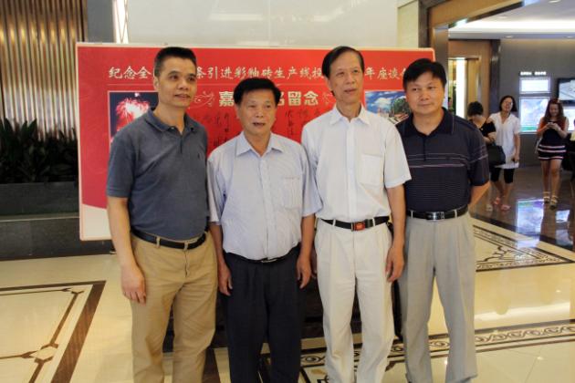 圖8、性價比高的高級拋光磚展區(qū)留影.jpg