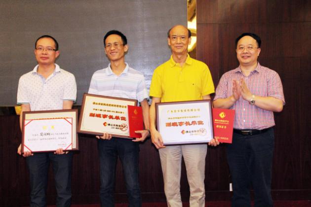 圖5、企業(yè)副總歐家瑞（右二）當(dāng)選新一屆理事會(huì)副理事長(zhǎng).jpg