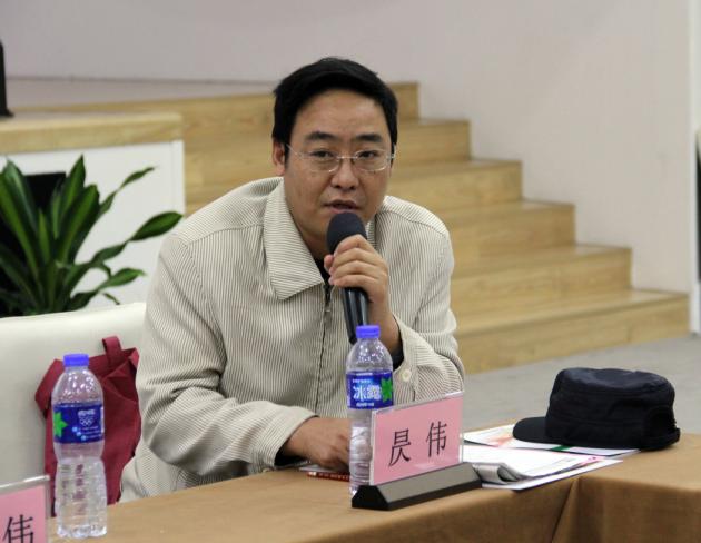 圖5、佛山科技學(xué)院副教授昃偉在會上談?wù)撈髽I(yè)文化與企業(yè)識別設(shè)計系統(tǒng)價值.jpg