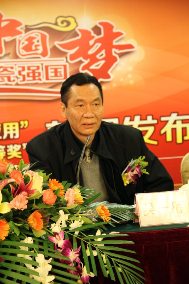圖3、中國建材聯(lián)合會副會長、廣東建材協(xié)會會長吳一岳盛贊宏陶公司的科技創(chuàng)新