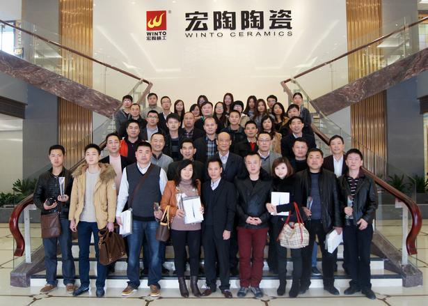 圖2、企業(yè)相關(guān)領(lǐng)導(dǎo)、宏陶各銷售老總、獲獎(jiǎng)經(jīng)銷商代表、銷售業(yè)務(wù)代表及設(shè)計(jì)師代表在展廳大堂大合影