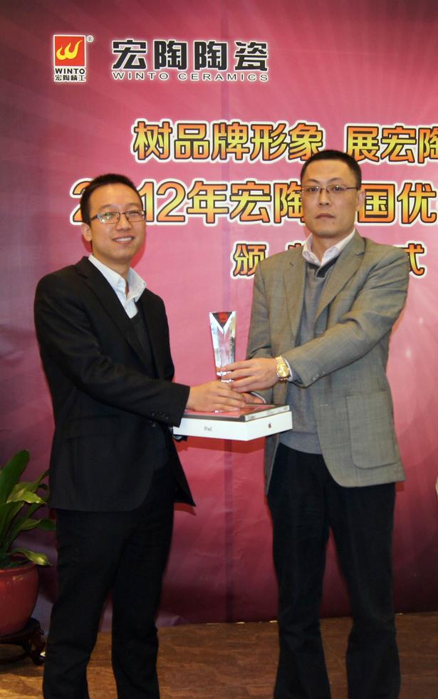 圖7、宏陶拋光磚銷售副總張彥為山東青島宏陶專賣店代表頒獎(jiǎng)
