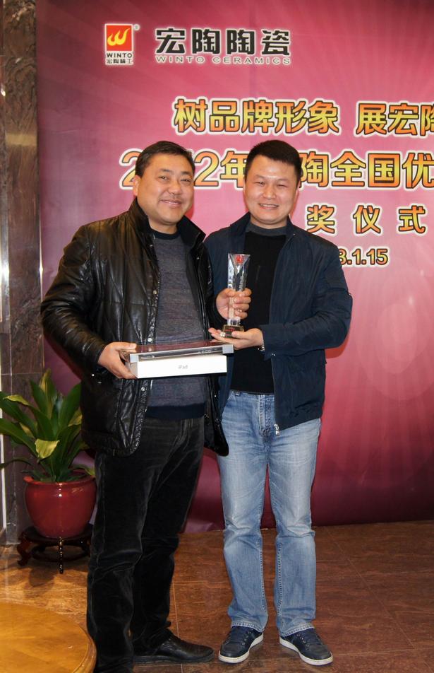 圖9、宏陶仿古磚銷售副總為江蘇常熟宏陶仿古磚專賣店經(jīng)銷商頒獎(jiǎng)