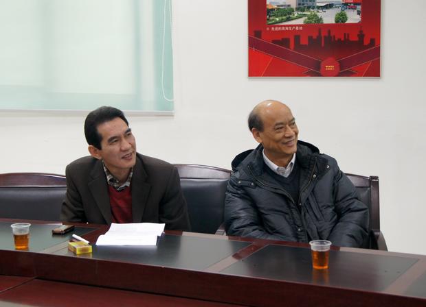 圖2、企業(yè)副總歐家瑞（右一）、宏陶銷售總經(jīng)理陸志江對參評(píng)專賣店裝修效果感到滿意