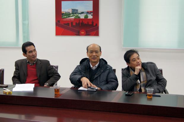 圖3、企業(yè)副總歐家瑞對第四屆優(yōu)秀專賣店評(píng)比給予高度的評(píng)價(jià)（右一為企業(yè)市場總監(jiān)王勇）