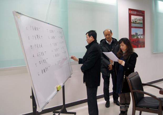 圖10、企業(yè)副總歐家瑞親自監(jiān)督評(píng)選記票