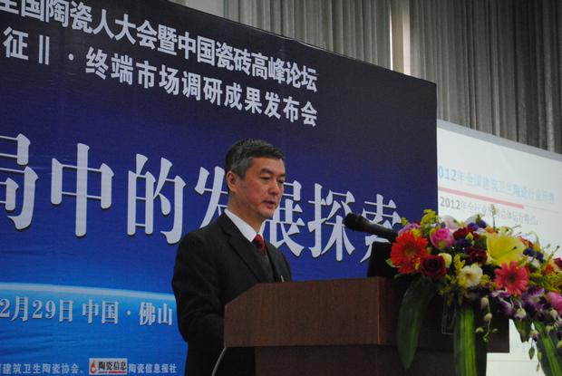 圖1、中國建筑衛(wèi)生陶瓷協(xié)會專職副會長、秘書長繆斌在大會上作了年度總結(jié)報告