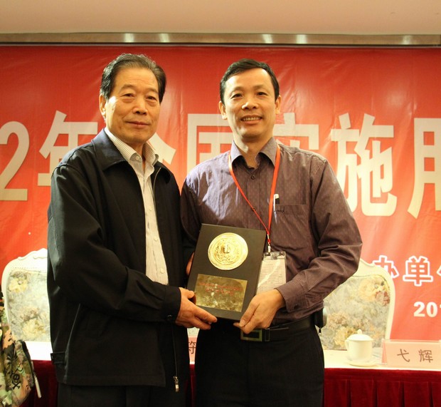 5、全國(guó)用戶委員會(huì)主任弋輝（左）與宏陶市場(chǎng)總監(jiān)霍達(dá)炎合影