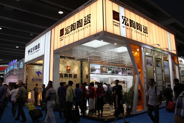 10月15日至19日，宏陶陶瓷作為中國建陶行業(yè)的知名企業(yè)，再次以強大的陣容和極具震撼力的創(chuàng)新產(chǎn)品在第112屆廣交會琶洲展館9.2號館最醒目的位置上精彩綻放，備受廣交會各級領(lǐng)導(dǎo)、中外客商的贊譽和媒體的廣泛關(guān)注。