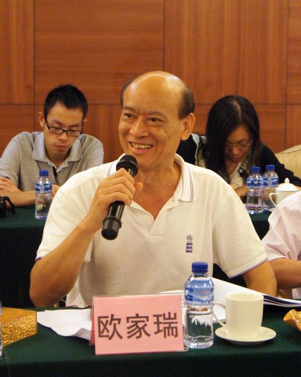 圖3、企業(yè)副總歐家瑞臉露微笑，衷心感謝專家組及領導媒體對宏陶薄磚技術的高度評價