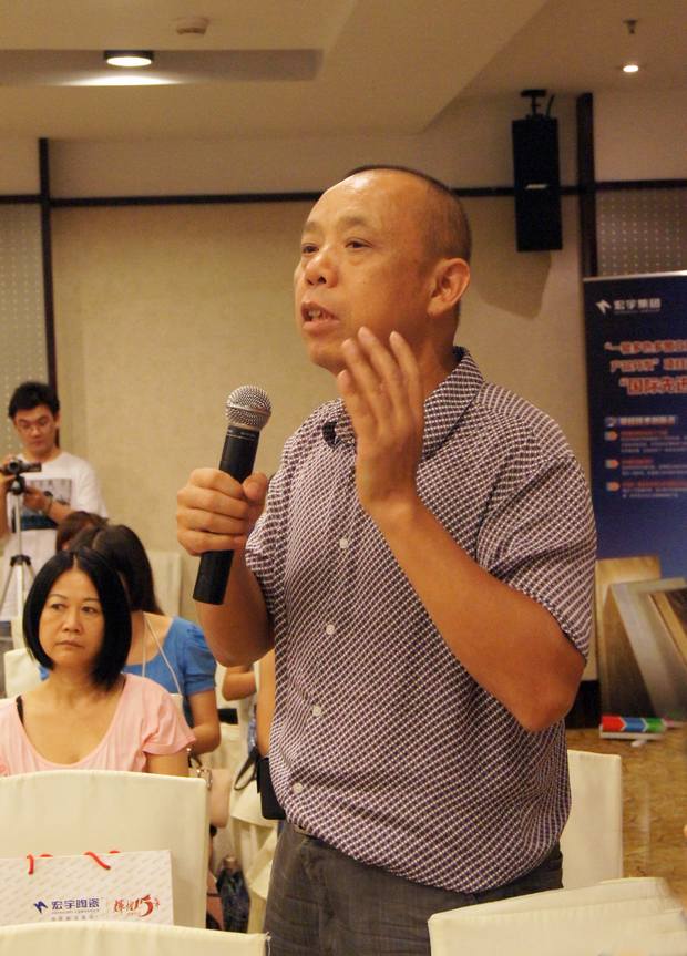 圖4、陶瓷資訊報社長喻鎮(zhèn)榮盛贊宏陶公司誠信贏天下