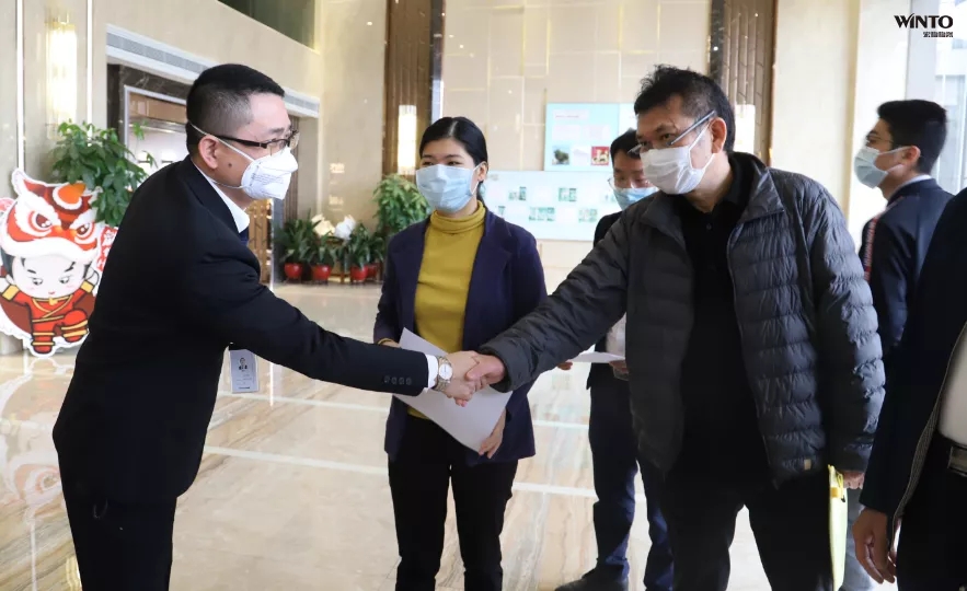 宏陶瓷磚銷售副總經(jīng)理曹俊陪同實地考察